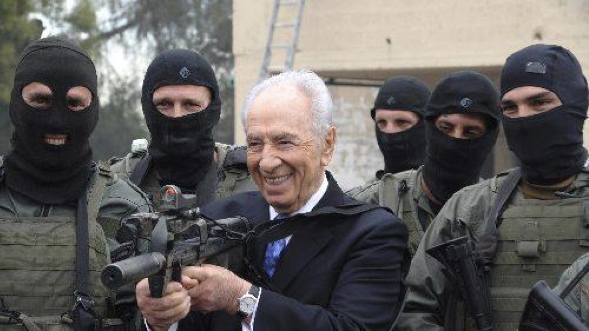 Peres, en una visita a una unitat anterrorista israeliana el 2011.