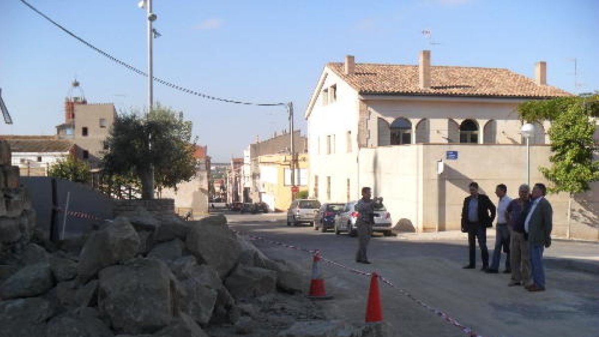 Tècnics i autoritats visitant els despreniments.