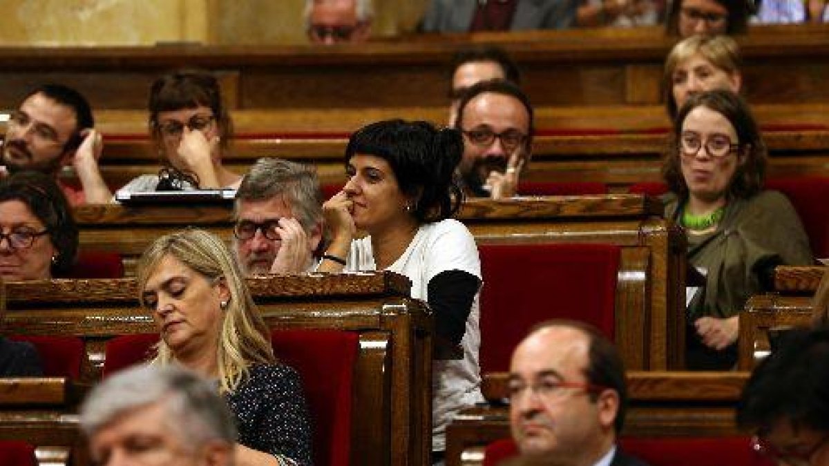 Gabriel, atenta a Puigdemont, i Iceta, seriós.