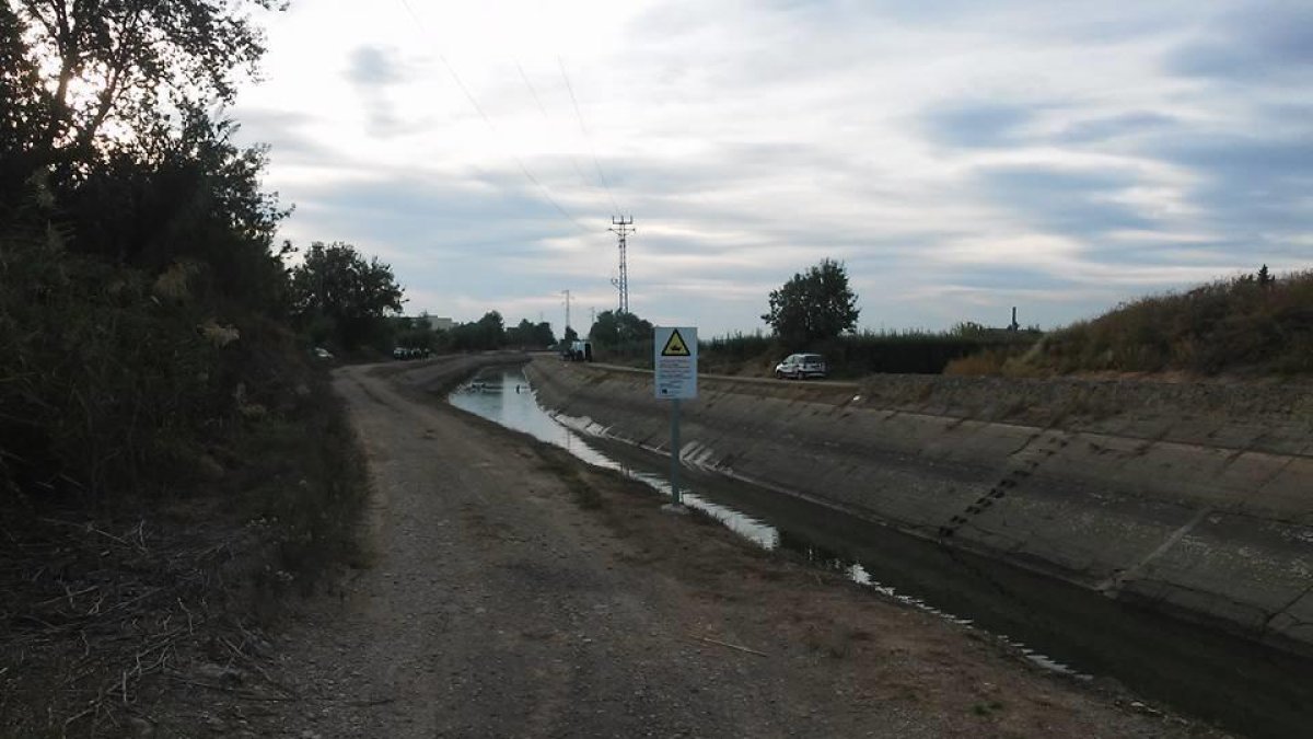 Imatge del moment del rescat ahir del vehicle al canal de Seròs al seu pas per Montoliu.