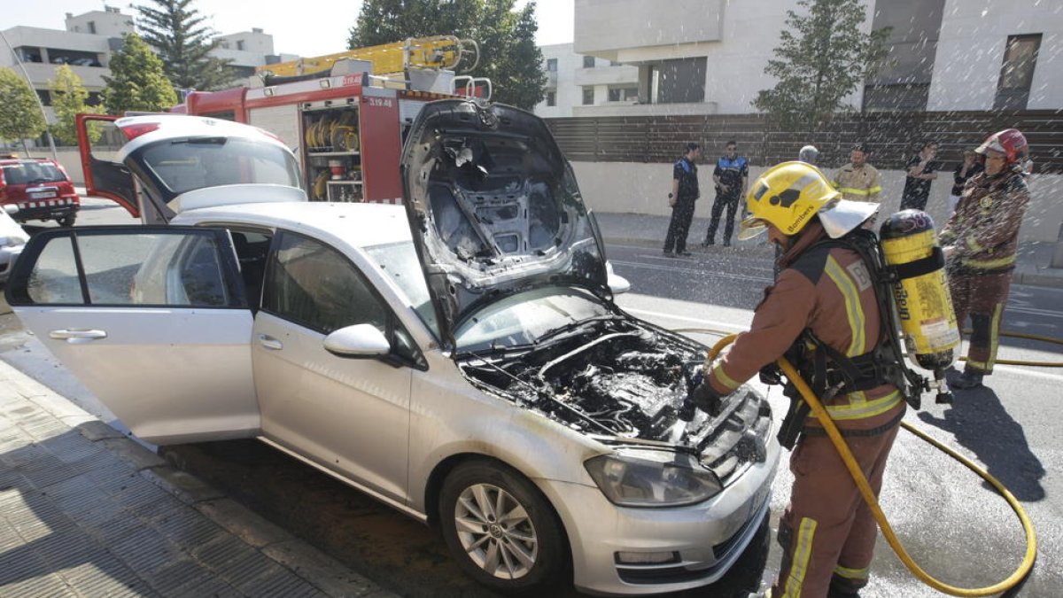 Sufoquen un incendi al motor d’un cotxe a Ciutat Jardí
