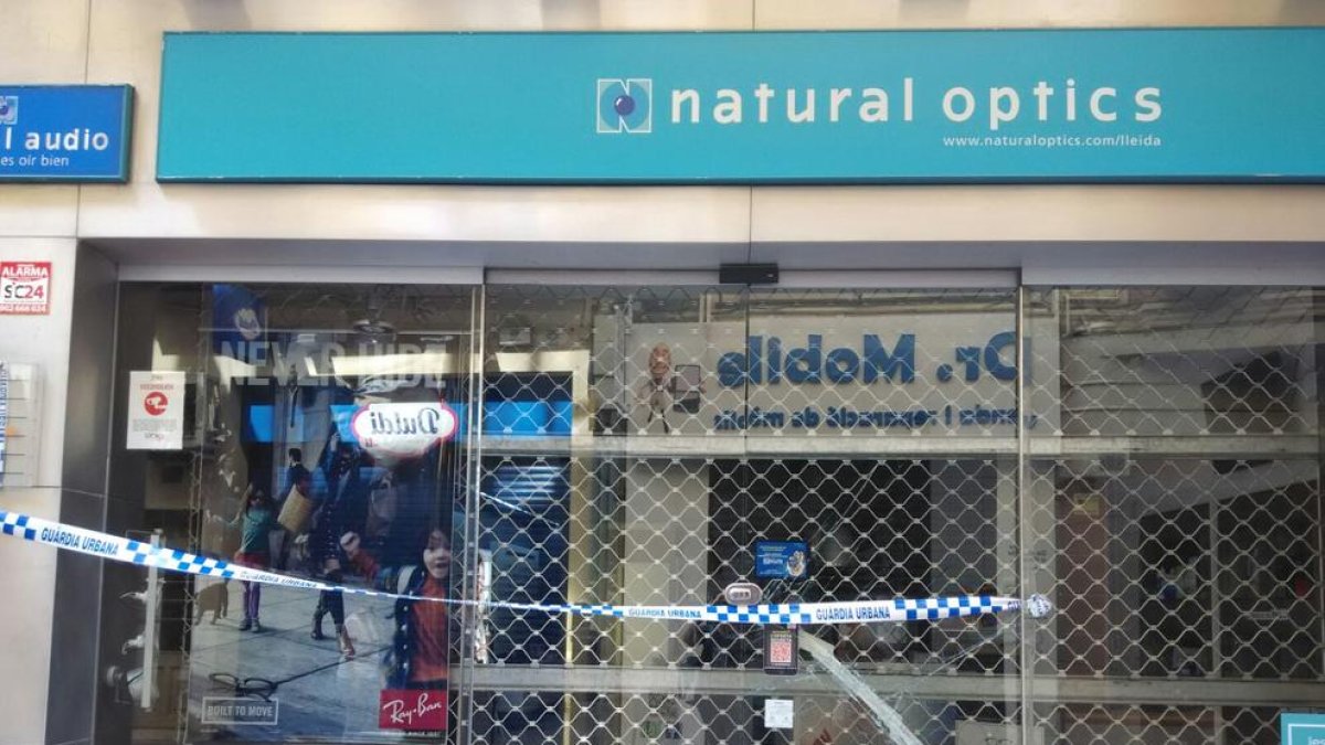 Roben en una òptica de l’Eix