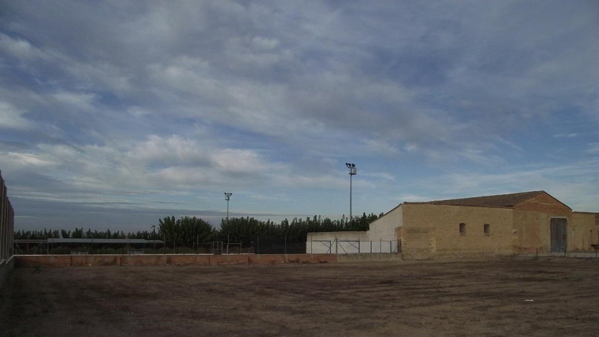 Els terrenys són pròxims a les piscines.