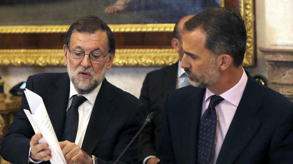 Felip VI i Rajoy, ahir durant la reunió del Patronat de l’Institut Cervantes al Palau Reial d’Aranjuez.