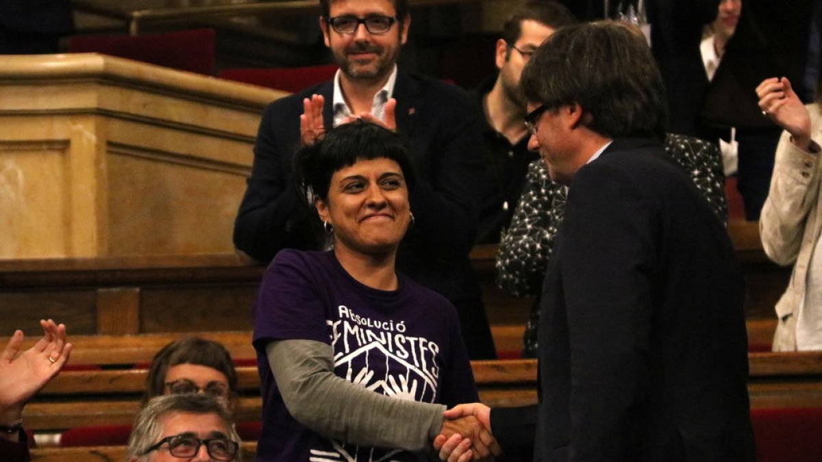 Carles Puigdemont dóna la mà a Anna Gabriel després de la votació.