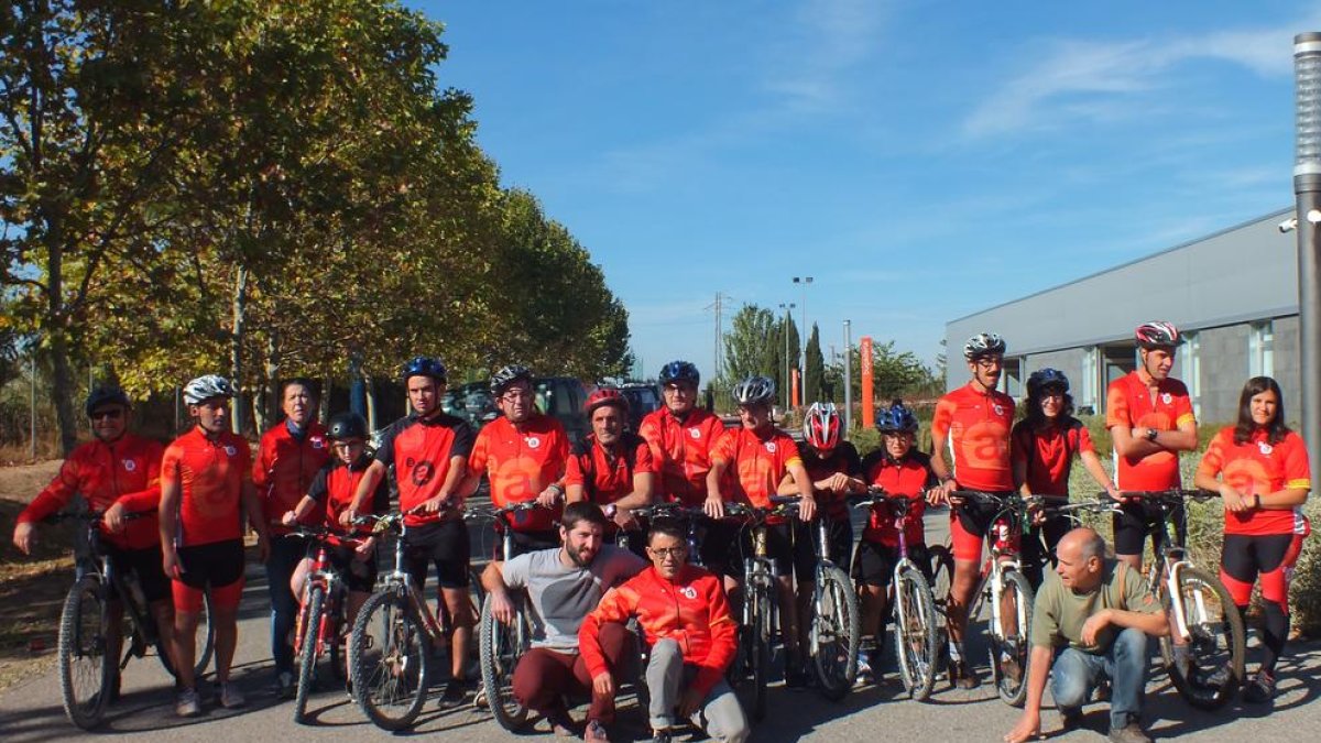 A la imatge, els corredors i voluntaris que formen part de l’equip que prendrà part en la ruta.