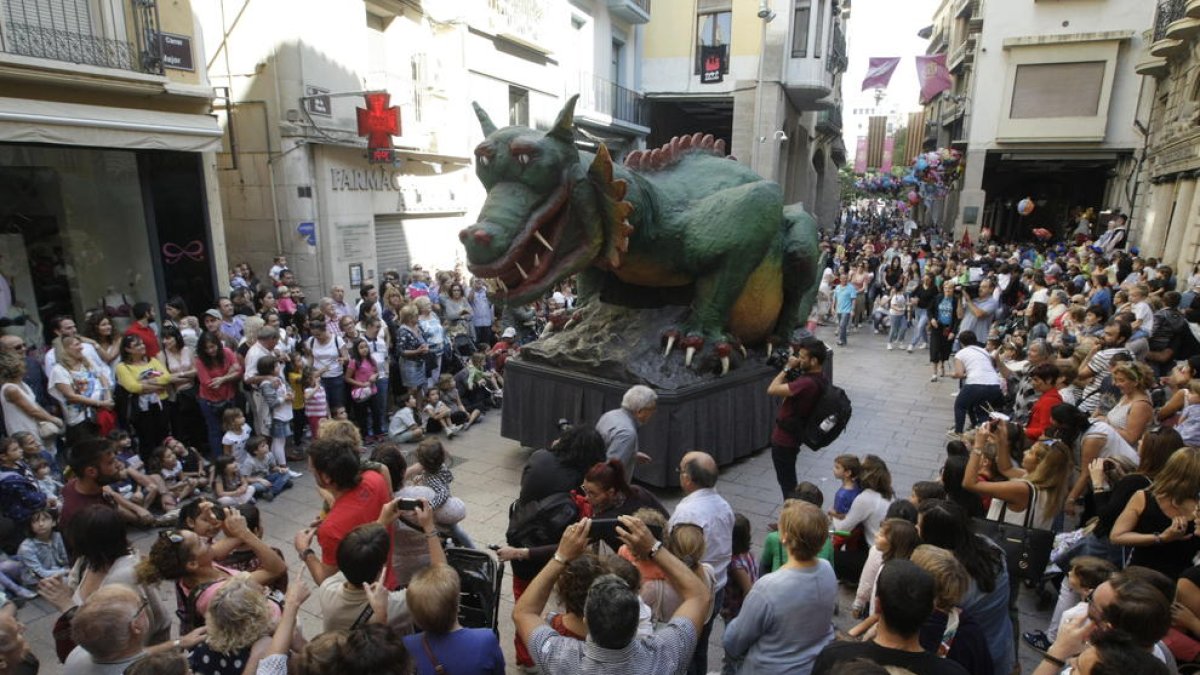 La plaça de la Paeria va ser l’escenari ahir d’una de les parades del seguici de la festa, amb Lo Marraco com a protagonista.