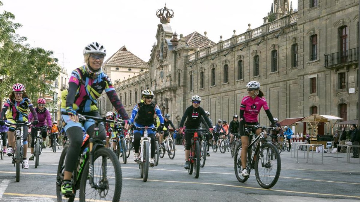 Les participants van prendre la sortida davant de la Universitat de Cervera.