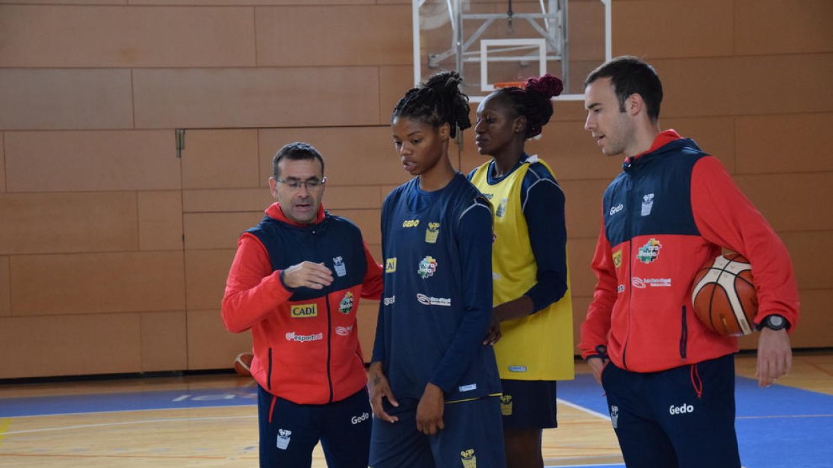 Joan Carles Pié da instrucciones a Courtney Williams durante la sesión de entrenamiento.