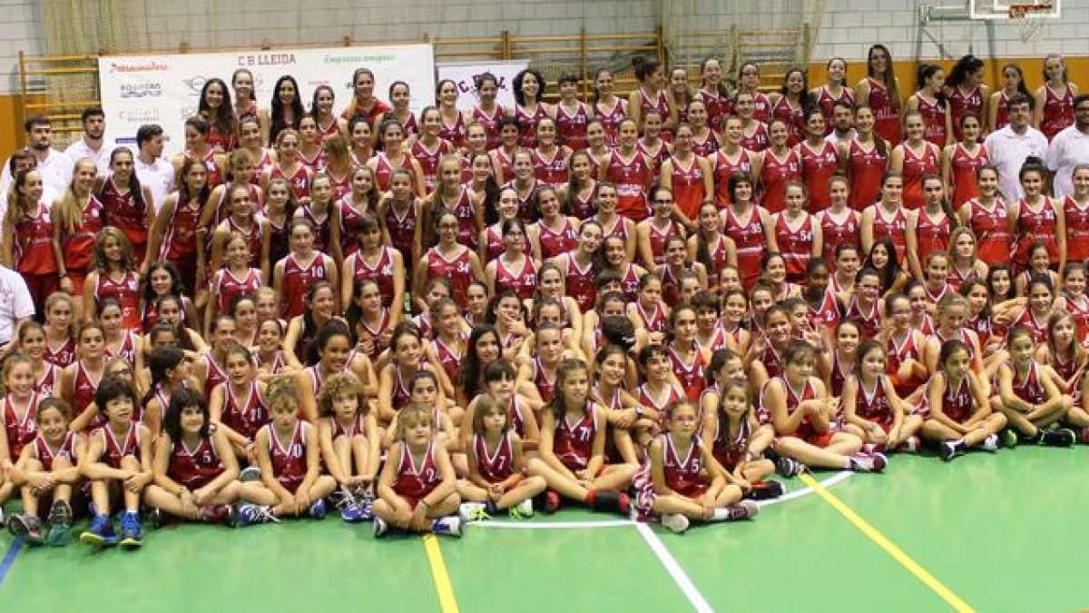 Totes les jugadores dels diferents equips del CB Lleida van posar juntes durant l’acte de presentació del club.