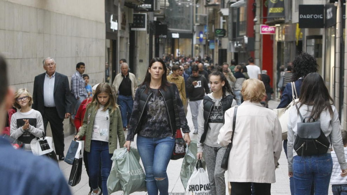 L’Eix Comercial va registrar una bona afluència de clients durant la jornada, malgrat ser festiu.