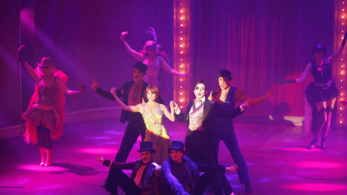 La Llotja va acollir ahir a la nit la primera de les set funcions previstes fins diumenge de ‘Cabaret’.