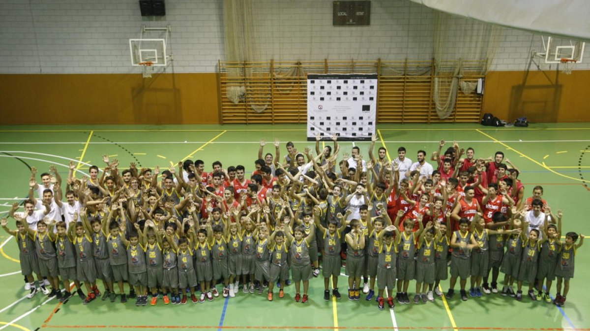 Entre les dos entitats reuneixen més de 130 jugadors, que ahir es van presentar al pavelló de Cappont.