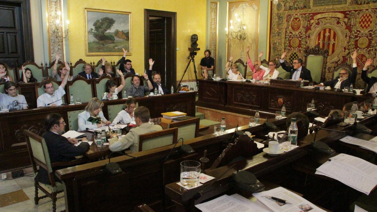 Imatge d’una votació en el ple municipal celebrat el mes de juliol passat a la Paeria.