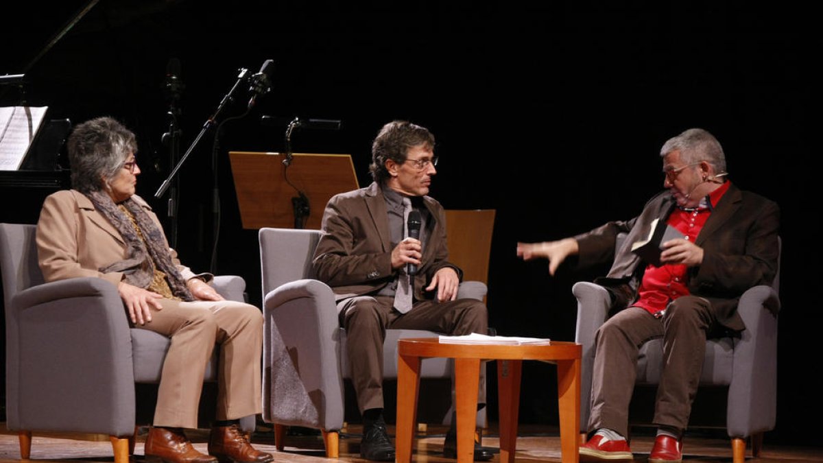 Màrius Serra (dreta), a la gala de la Nit Literària del 2014, amb els guanyadors Nati Soler i Carlos Ruiz.