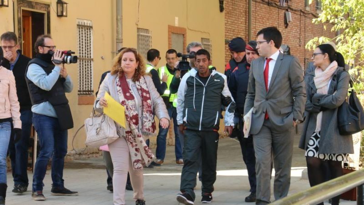 Imatge d’arxiu de l’acusat, al centre, durant la reconstrucció del crim fa un any.