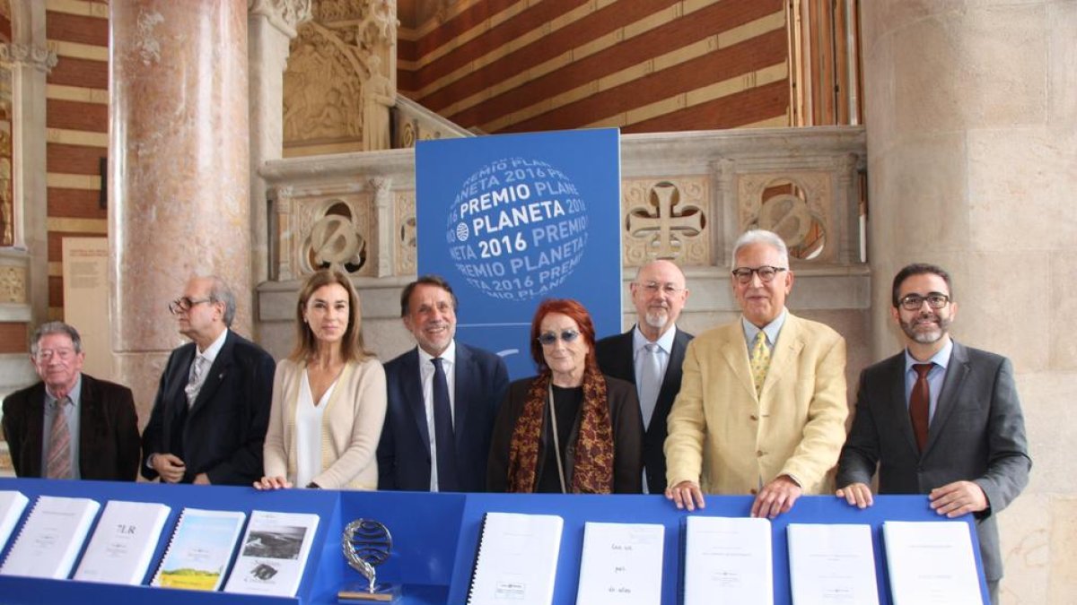 El jurat del Premi Planeta, ahir amb el president del grup.