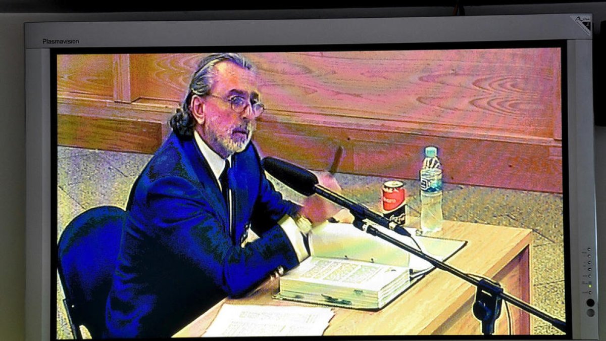 Imatge del monitor de la sala de premsa de l’Audiència Nacional de Francisco Correa, ahir durant la seua declaració.