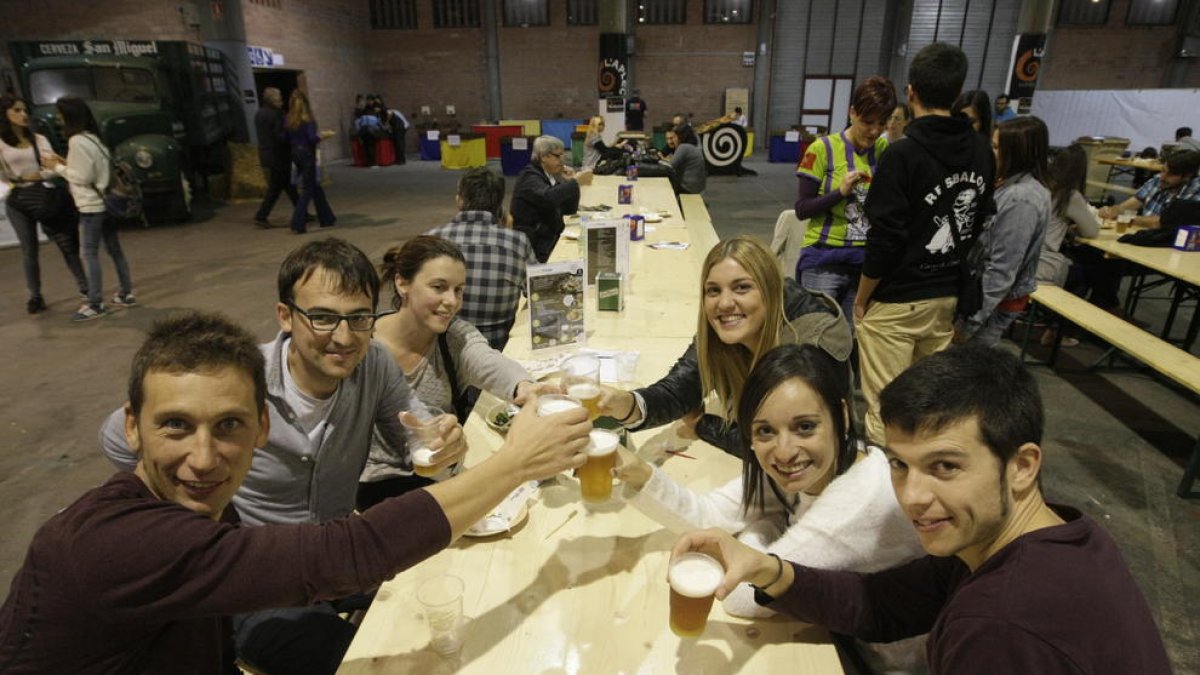 Un grup de joves brindant ahir a la tarda en un dels pavellons de Fira de Lleida.