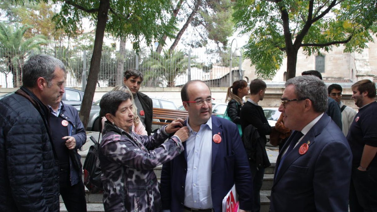 A l’esquerra, imatge de la visita d’ahir d’Iceta a Lleida, al costat de Tere Cunillera i Àngel Ros, per fer un dinar amb militants. A la dreta, Núria Parlon.