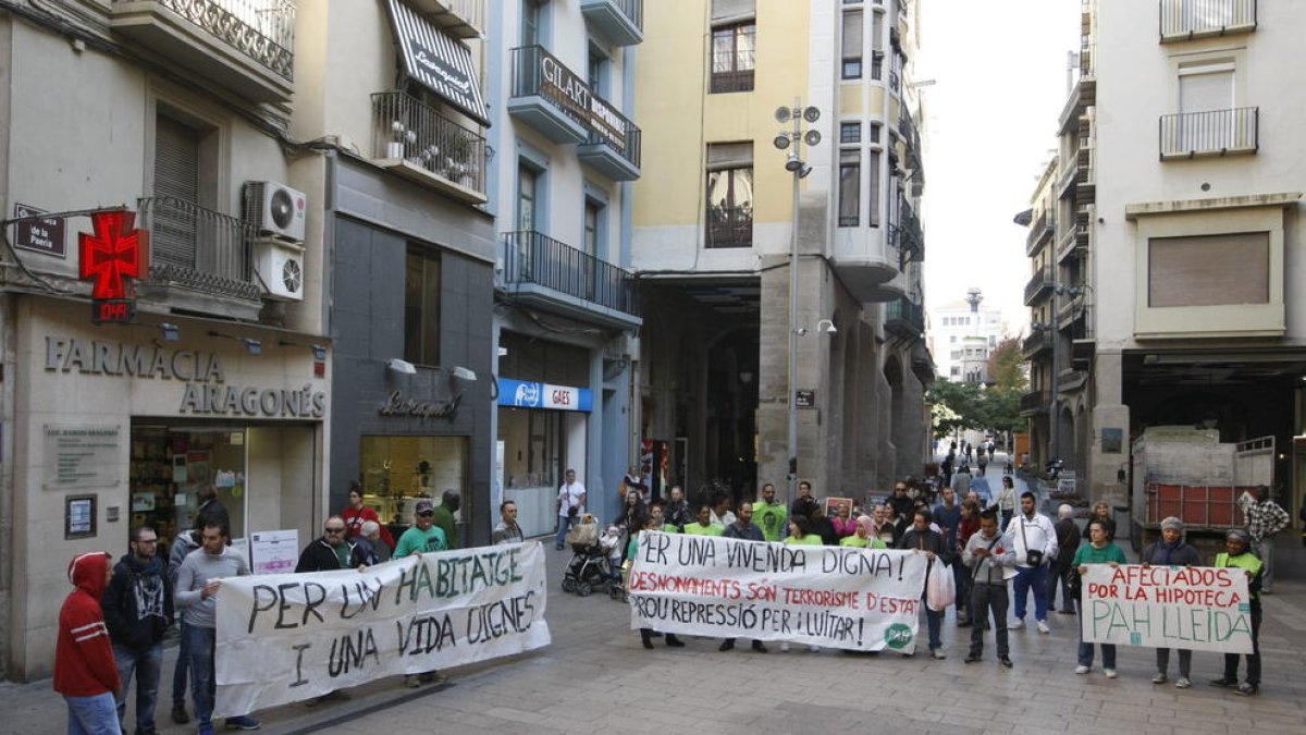 La mobilització de la PAH dimarts passat contra el desnonament d’una dona i la seua filla de 10 anys.