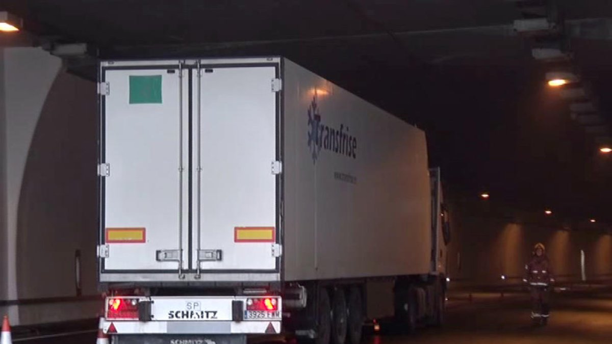 Imatge del camió que va provocar el tancament del túnel de Vielha ahir a dos quarts de tres del migdia.