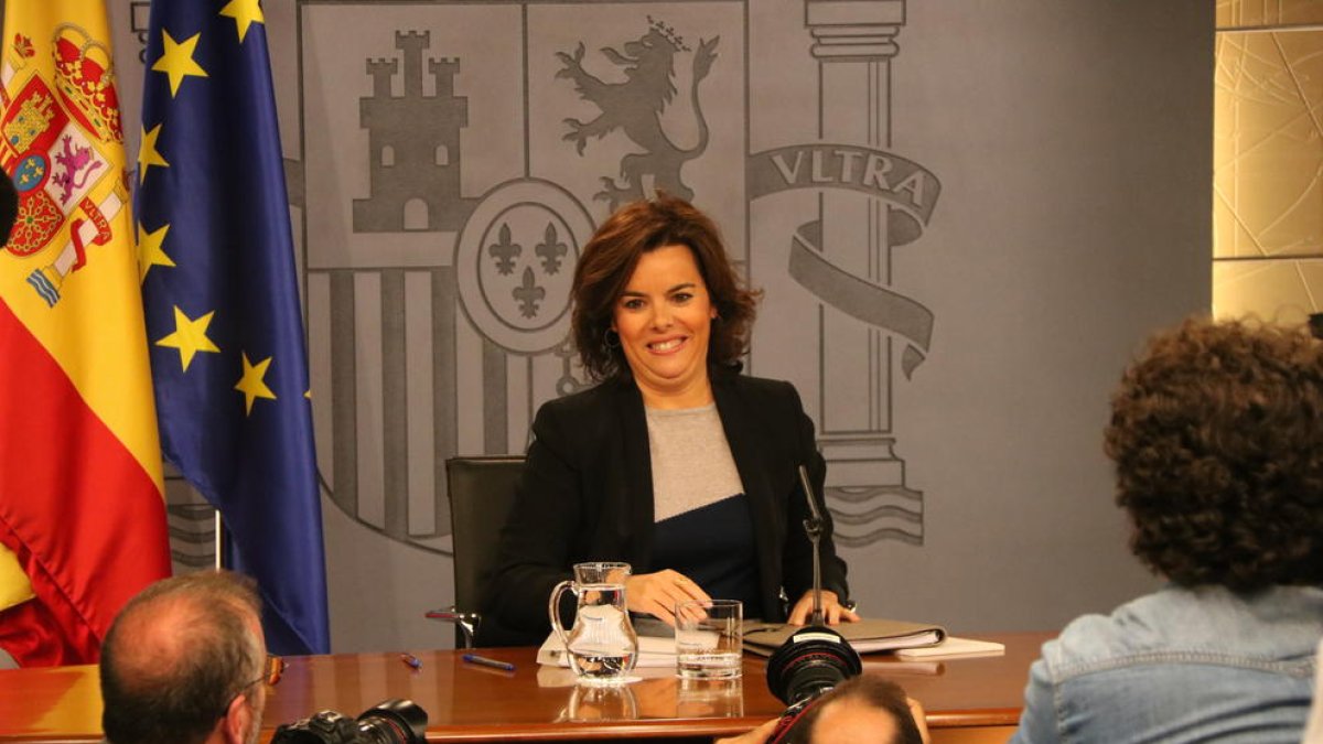 Santamaría posa davant dels fotògrafs en la roda de premsa d’ahir després del Consell de Ministres.