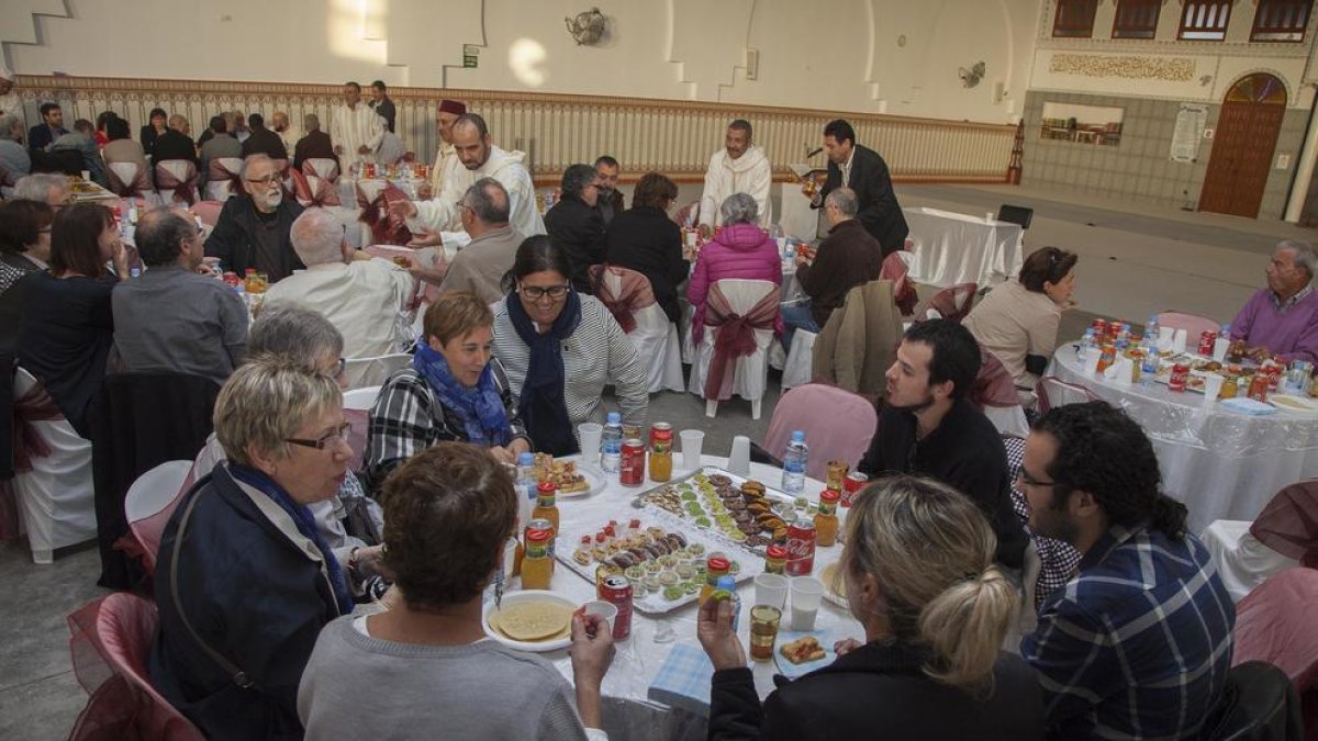Representants d’institucions i entitats van participar en la inauguració ahir del centre de culte.