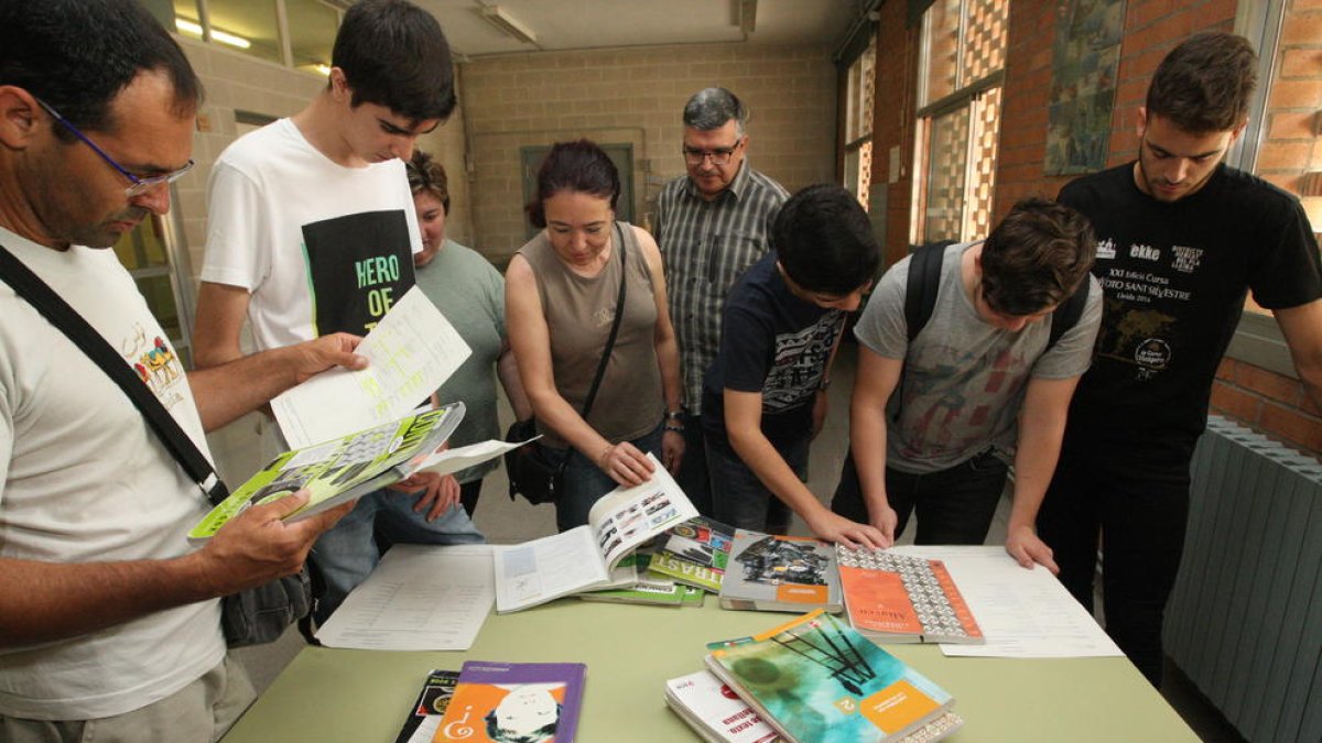 Foto de família dels alumnes i les docents del col·legi, que en lloc d’aules té espais distribuïts per ambients.