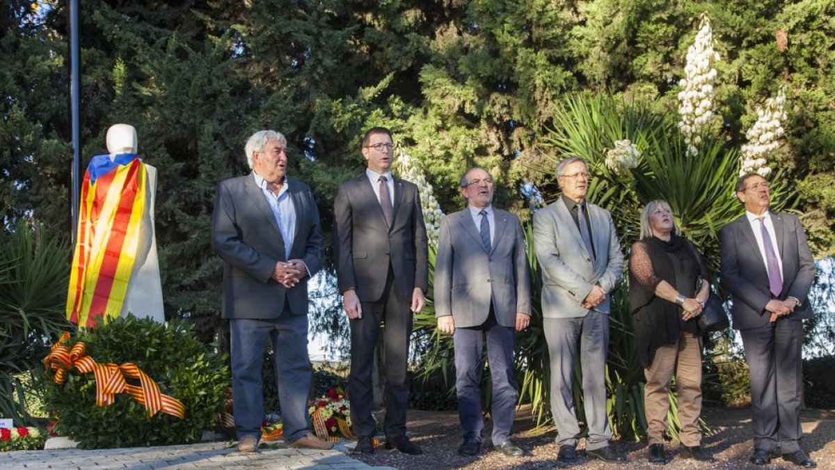 Tradicional ofrena floral al Tarròs, localitat natal de Companys, amb el conseller de Justícia, Carles Mundó.