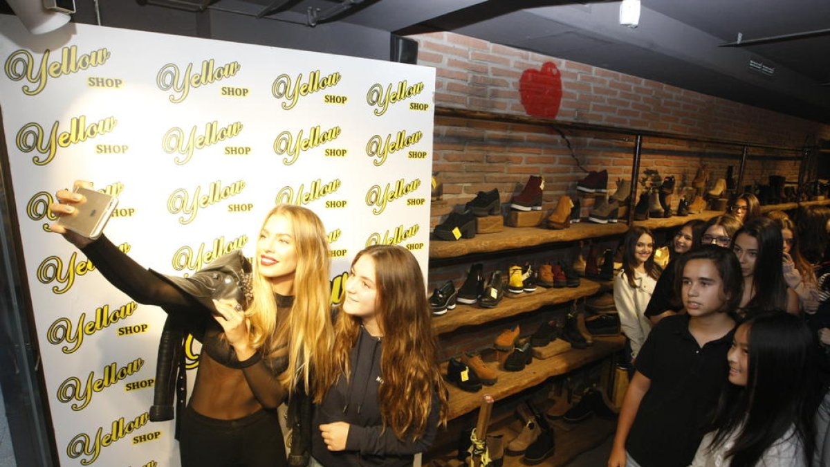 Jessica Goicoechea, ahir, amb una fan mentre altres seguidors esperen per conèixer-la.