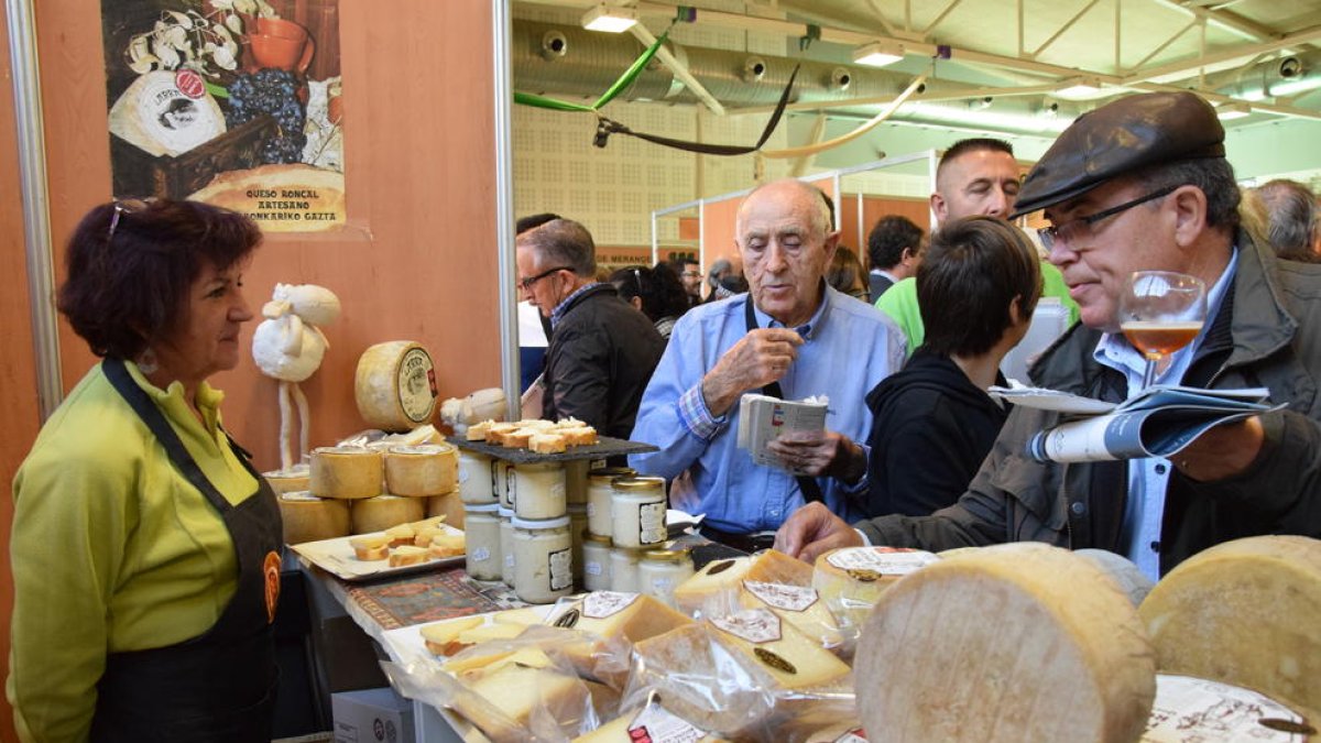 Imatge d’ahir de la 22a Fira de Formatges Artesans del Pirineu, dins de la Fira de Sant Ermengol.