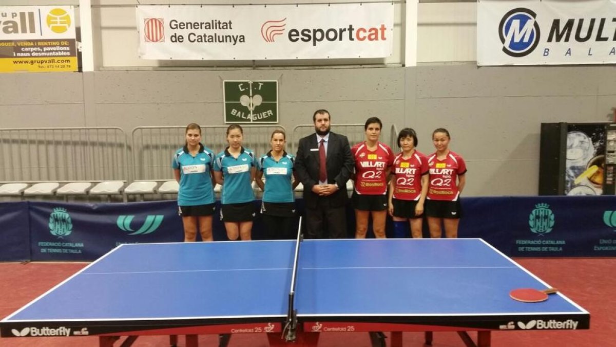 Les jugadores dels dos equips posen amb l’àrbitre abans d’iniciar-se el partit.