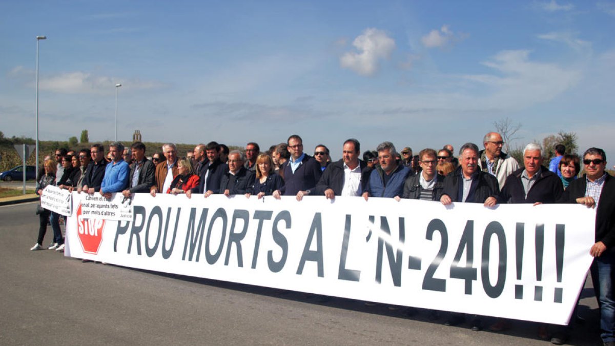 Un centenar de persones van tallar ahir l’N-240 a l’altura de Margalef per reclamar a Foment que millori la seguretat d’aquesta via.