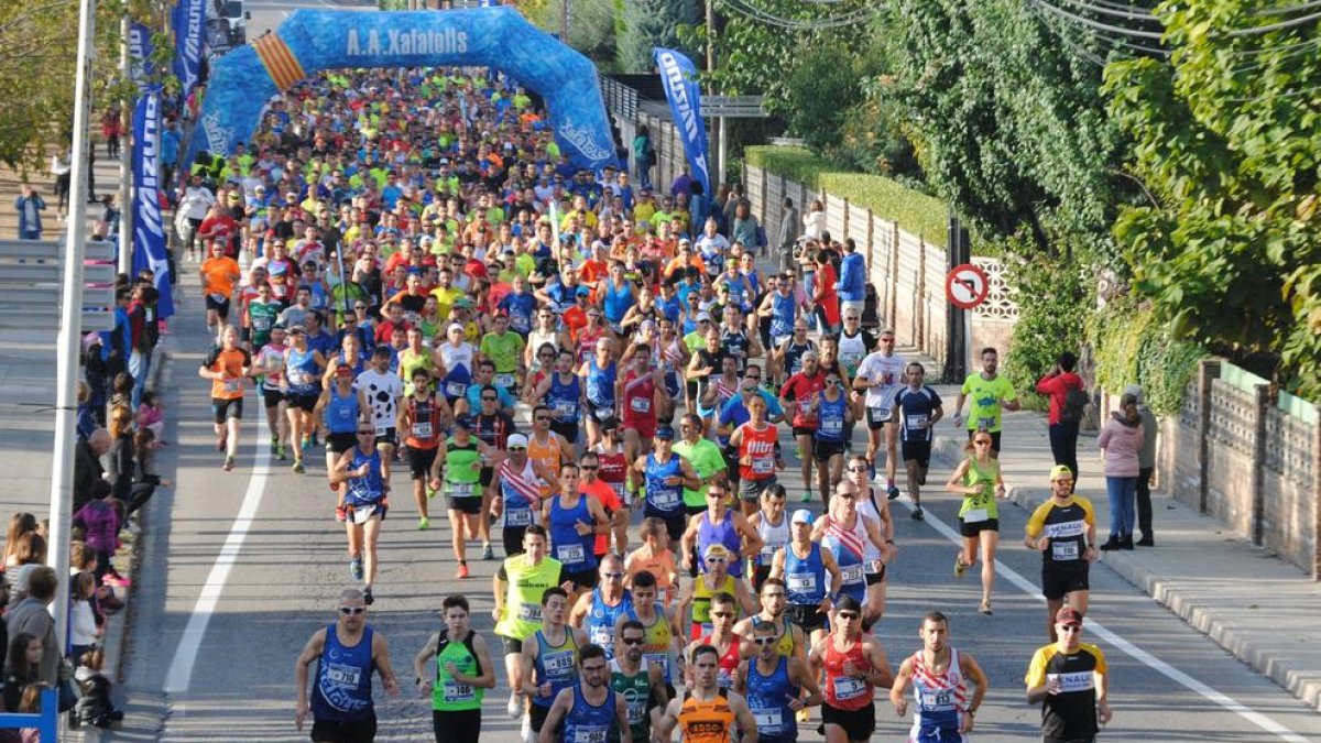 El moment de la multitudinària sortida de la Mitja Marató de Mollerussa.