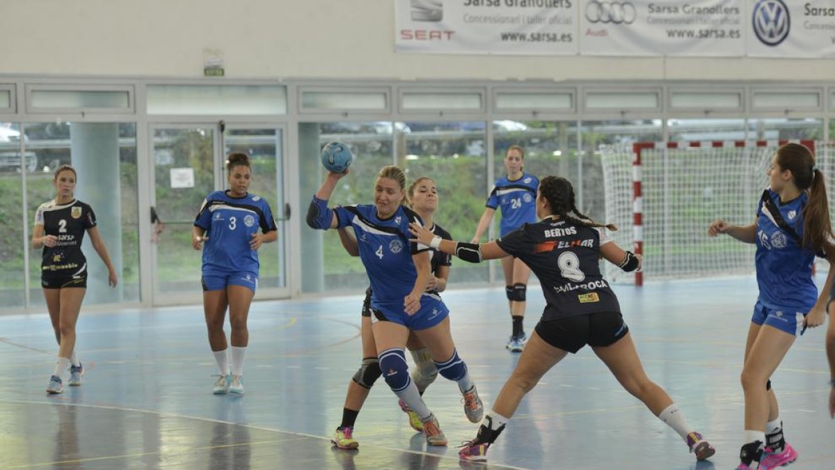 La jugadora de l’Associació Yuliya Tyahlyay prova de llançar a porta davant de la pressió de les rivals.