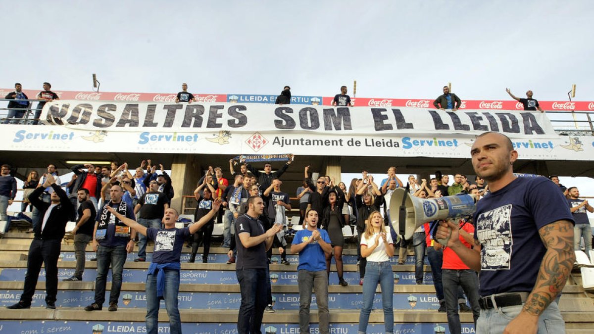 Els membres de les penyes van tornar ahir al Camp d’Esports i es van mostrar molt crítics amb la directiva.