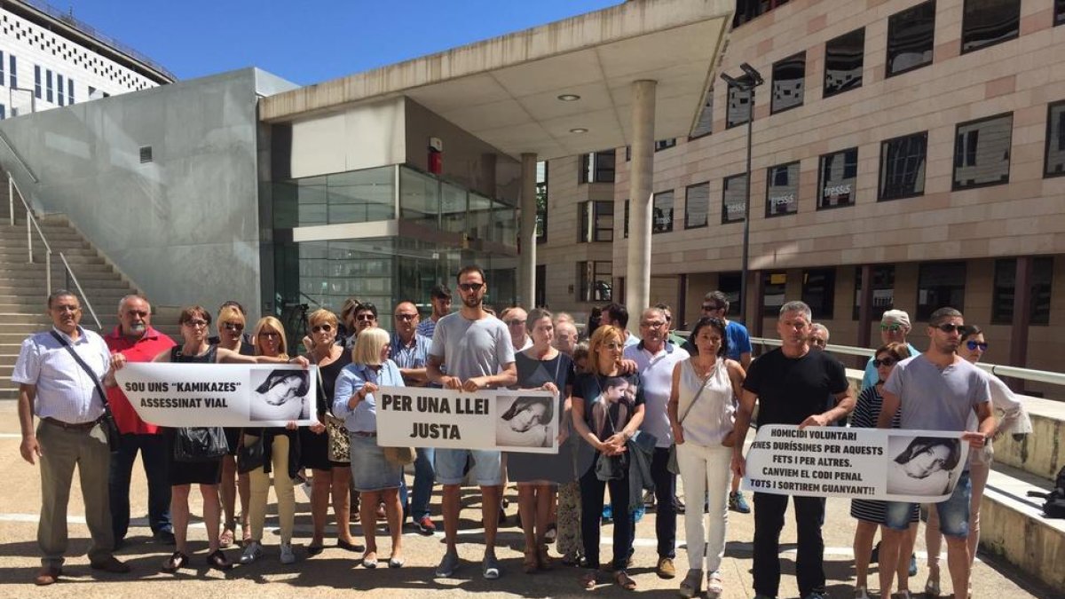 Una cuarentena de personas pide justicia por la muerte de una joven de las Borges en la N-240