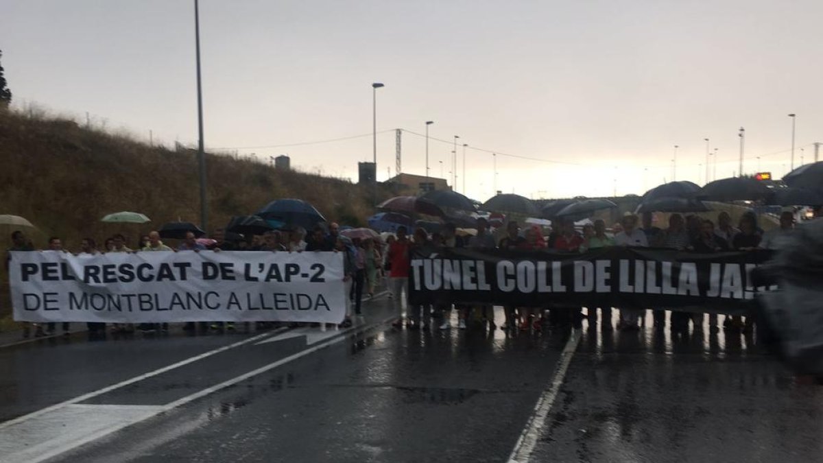 Los manifestantes cortaron la N-240 bajo la lluvia tras pancartas para exigir el túnel y liberar la AP-2.