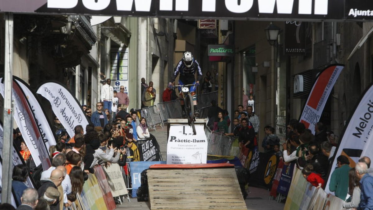 Un dels participants en el Lleida Down Town salta un obstacle ahir a Cavallers poc abans de finalitzar el recorregut.