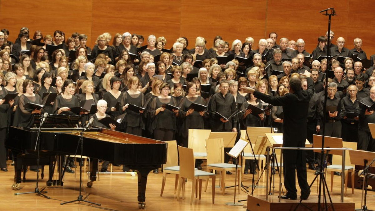 Onze corals i més de 350 persones van participar en ‘El cant de les estrelles’ a l’Auditori Enric Granados.