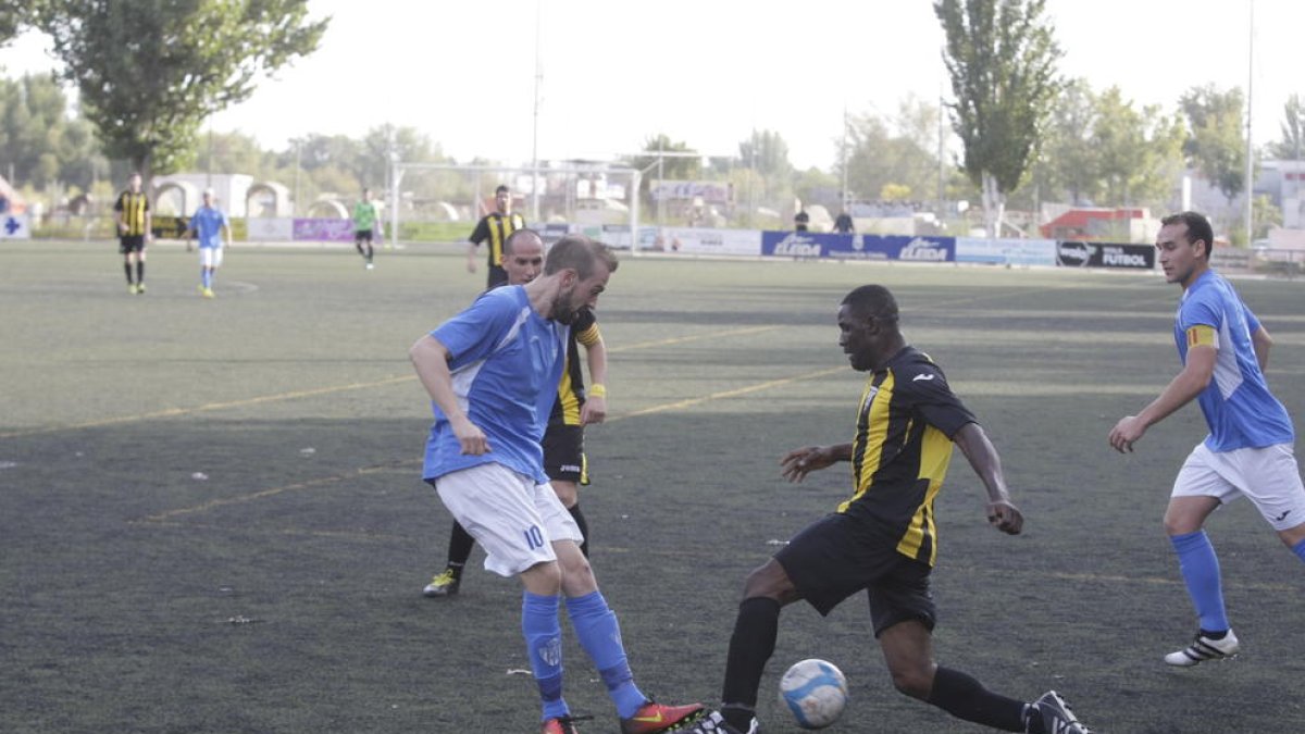 Un jugador del Pardinyes intenta protegir la pilota davant d’un rival