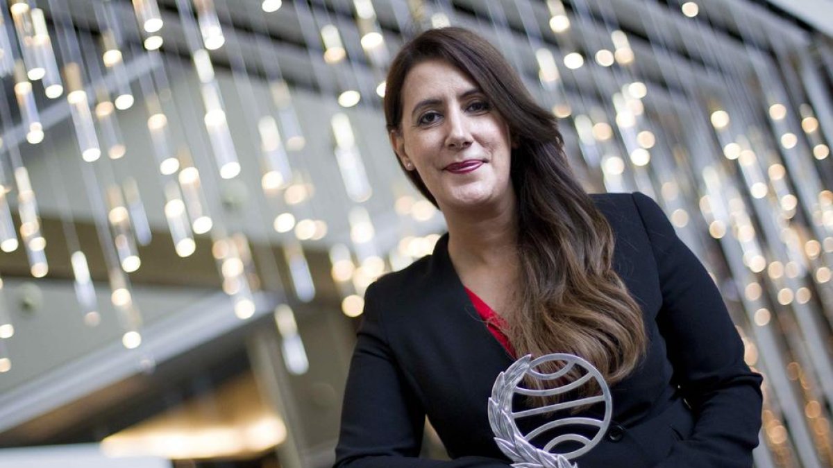 L’escriptora Dolores Redondo, amb el guardó del Planeta.