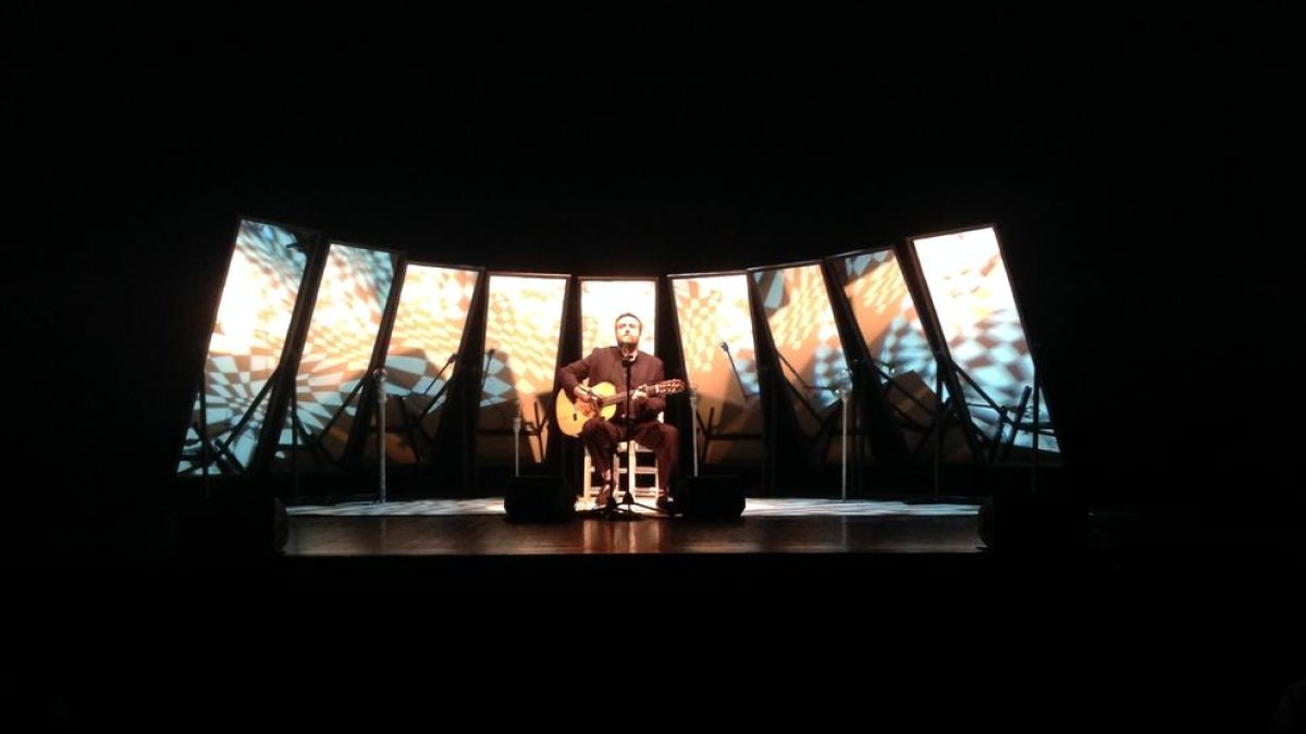 Un moment del concert del cantautor de Solsona, ahir al Teatre Municipal de Balaguer.