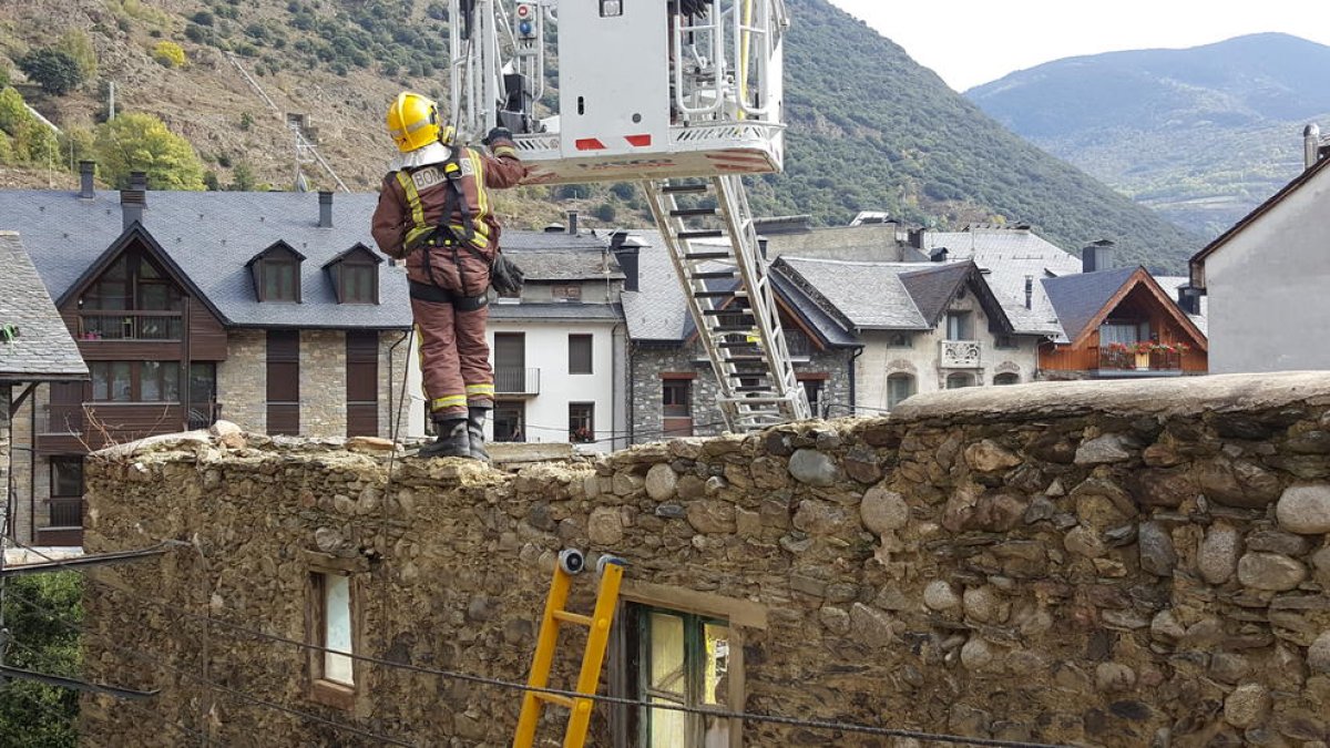Cae parte de una casa en Esterri d'Àneu sin provocar heridos