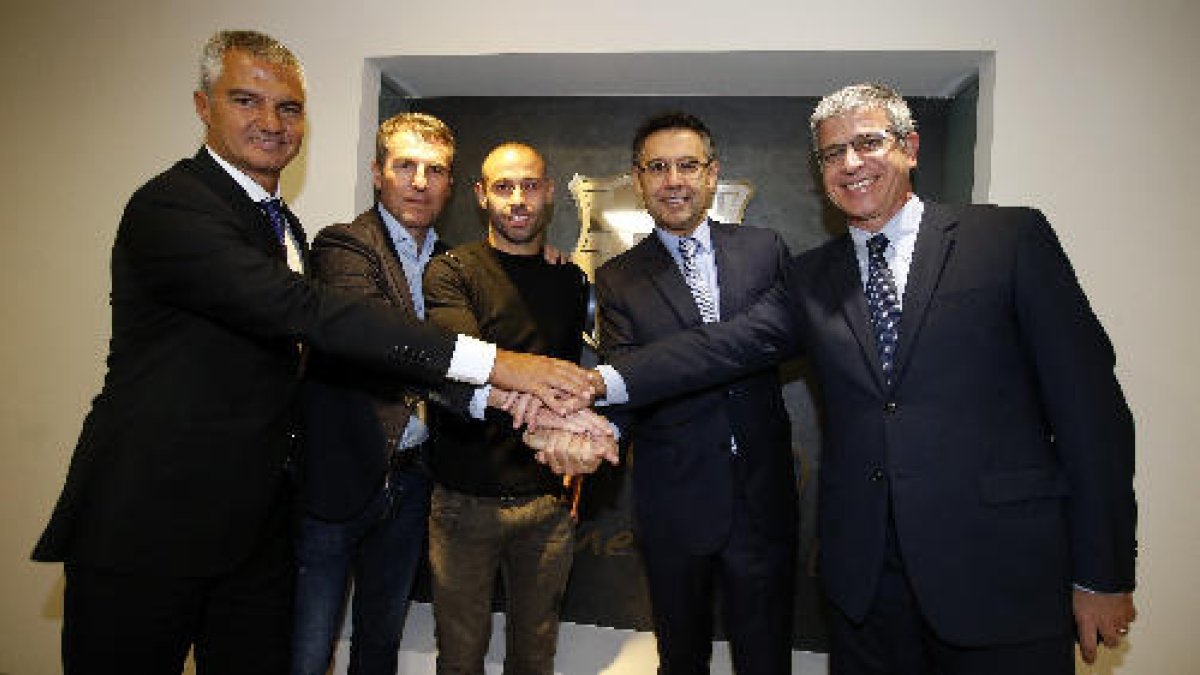 Javier Mascherano, ahir durant la signatura de la renovació.