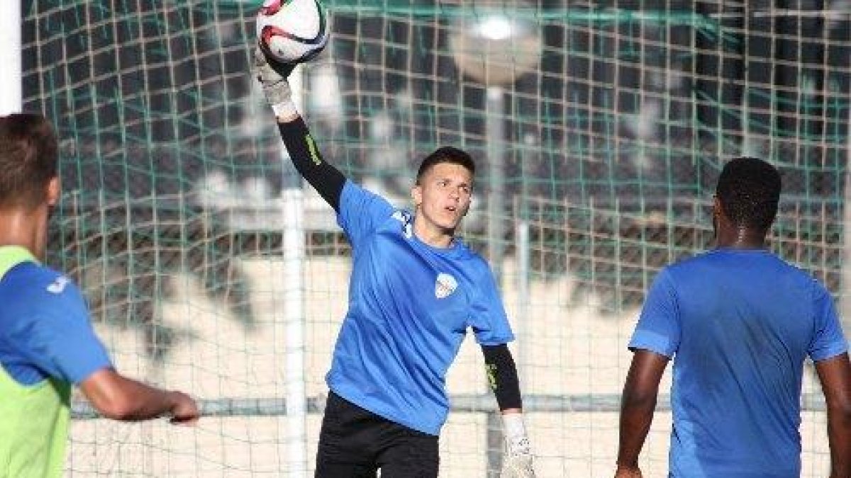 El porter juvenil del Lleida, en un partit amb l’equip.