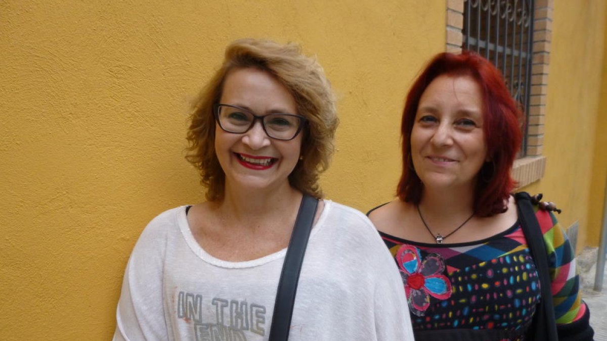 Neus i Henar, dos germanes de 44 i 46 anys afectades pel càncer de mama.