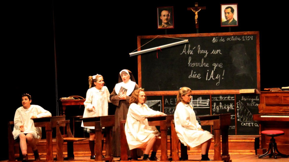 El Teatre Ateneu va acollir diumenge ‘El Florido Pensil Nenes’.