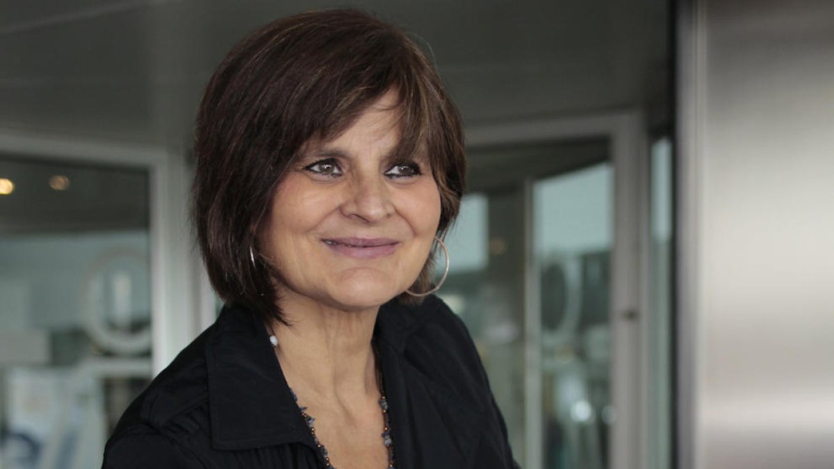 Lina Álvarez amb la seua filla a la sortida de l’hospital.